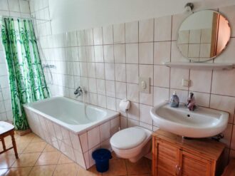 Bad mit Wanne Ferienhaus Usedom Haus am Ellerbruch 3