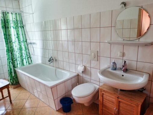 Bad mit Wanne Ferienhaus Usedom Haus am Ellerbruch 3